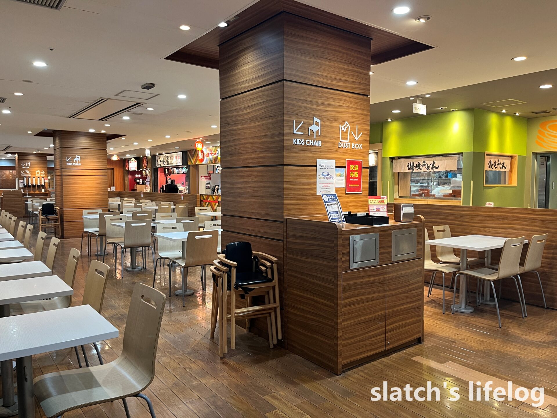 広々としたイクスピアリ・キッチンの店内。ベビーカーでも通りやすく、家族連れで賑わう食事スポット