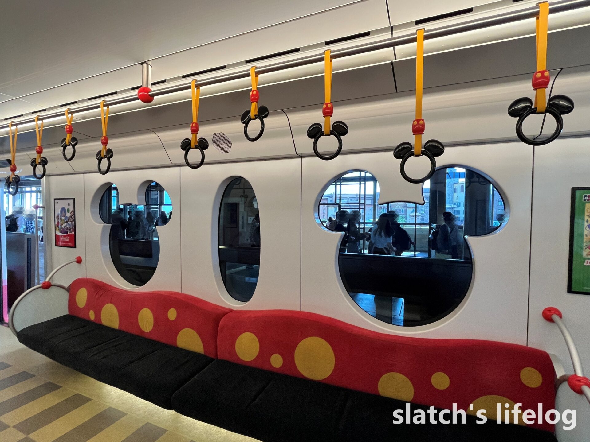 ミッキー型の窓やつり革が可愛いディズニーリゾートラインの車内。移動時間もパーク気分を味わえます