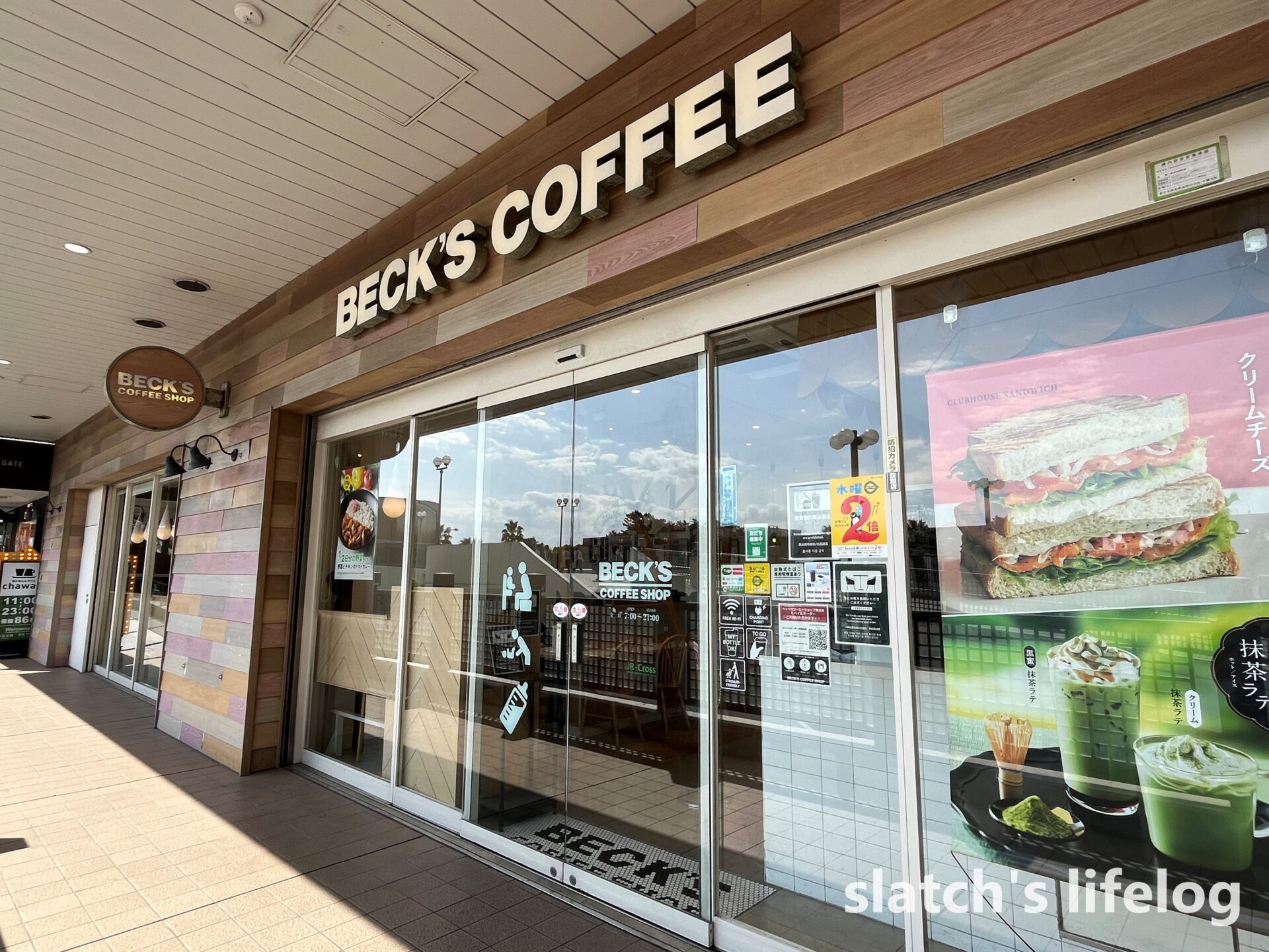 JR舞浜駅の改札を出てすぐの場所にある『BECK'S COFFEE SHOP 舞浜店』。待ち合わせや、移動前後のちょっとした休憩に便利