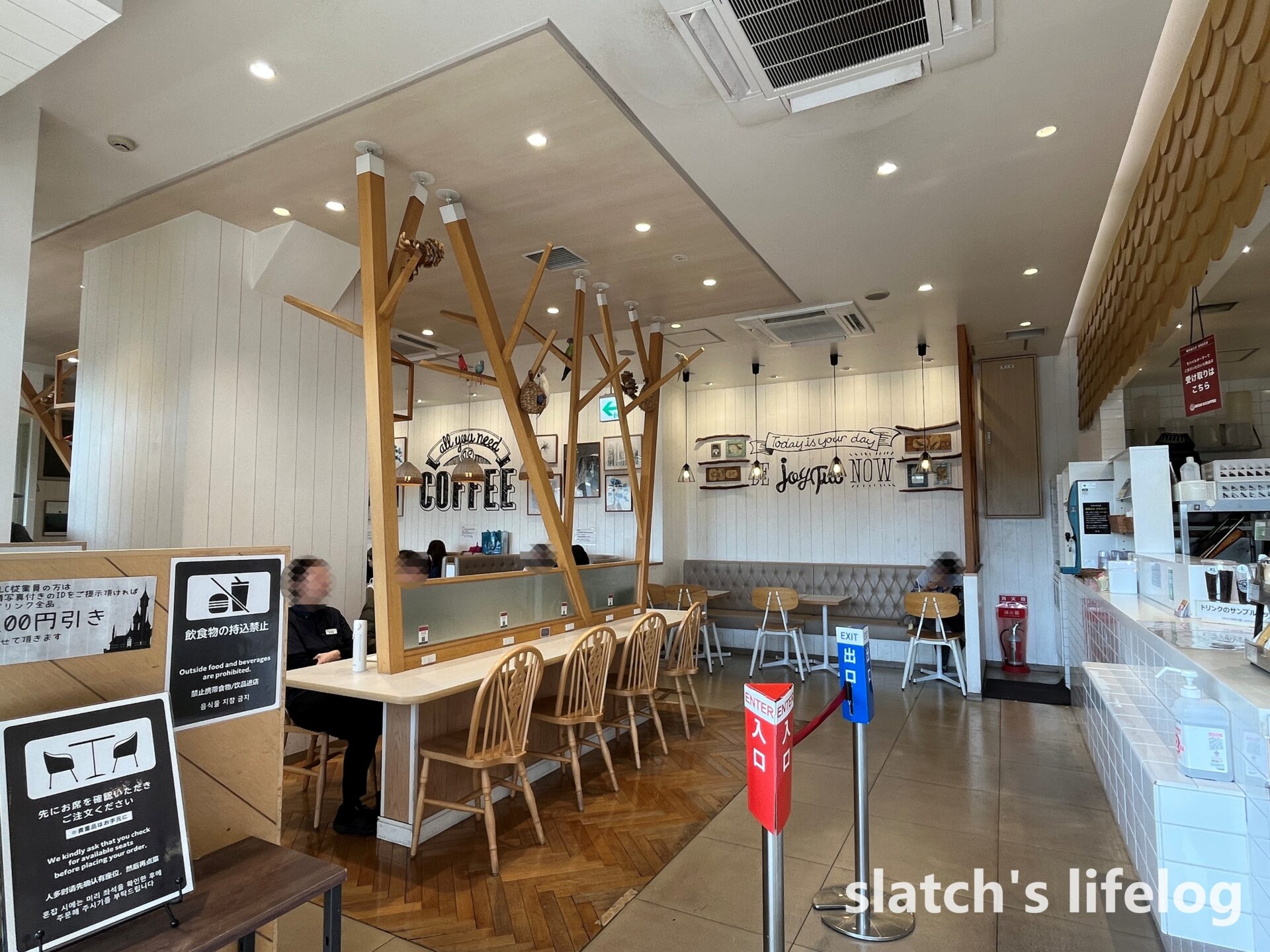 舞浜駅『ベックスコーヒーショップ』の店内の様子。カウンター席やソファー席があり、電車の待ち時間にサクッと休憩できる